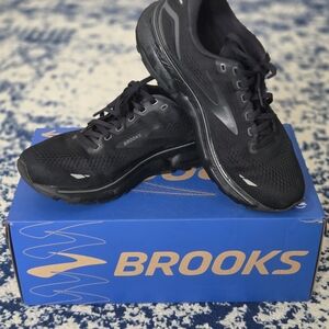 Brooks Women's Black Athletic Shoes